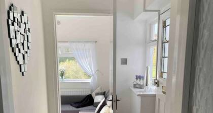 Countryside Cottage Retreat w/BIG HotTub/Alton-Tow
