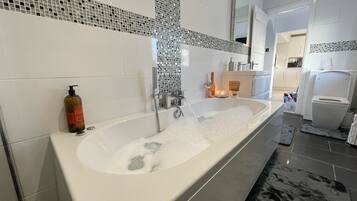 Combined shower/bathtub, hair dryer, towels, soap