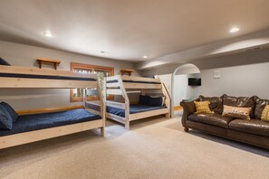 5 Schlafzimmer, Schreibtisch, Reisekinderbett, kostenloses WLAN