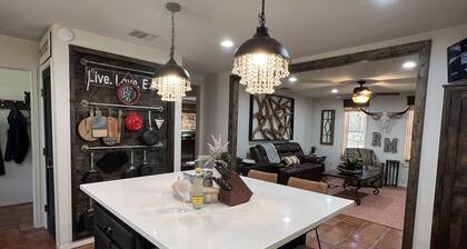 Relaxing Private Getaway just 1 mile North of Leakey...Includes "GAME-ROOM"