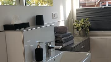 Dusche, Haartrockner, Handtücher, Seife