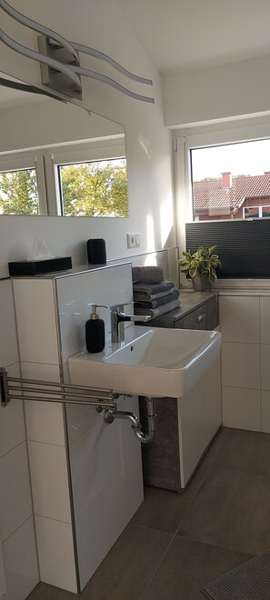 Dusche, Haartrockner, Handtücher, Seife