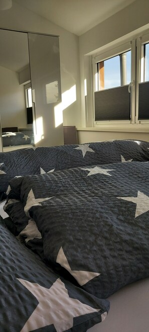 2 Schlafzimmer, Reisekinderbett, kostenloses WLAN, Bettwäsche