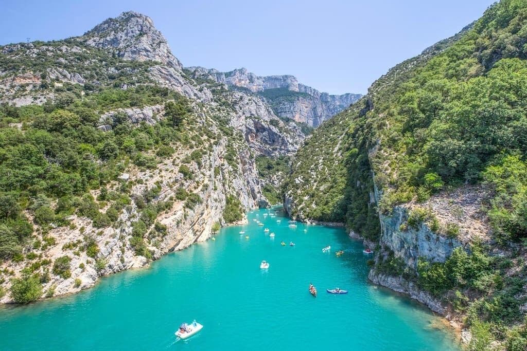Eine schmale Schlucht mit türkisfarbenem Wasser und Booten.
