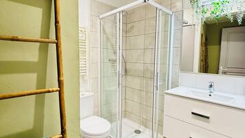 SĂšche-cheveux, serviettes fournies