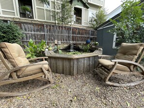 Outdoor spa tub - Backyard cottage with beautiful koi pond & deck. (Dallas)