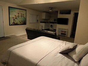 1 bedroom, desk, iron/ironing board, free WiFi - Backyard cottage with beautiful koi pond & deck. (Dallas)