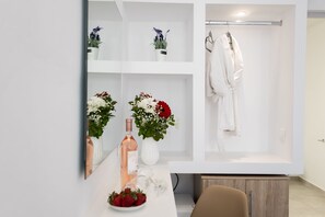 Interior - Myconian Little Venice Sunset suite (Mikonos)