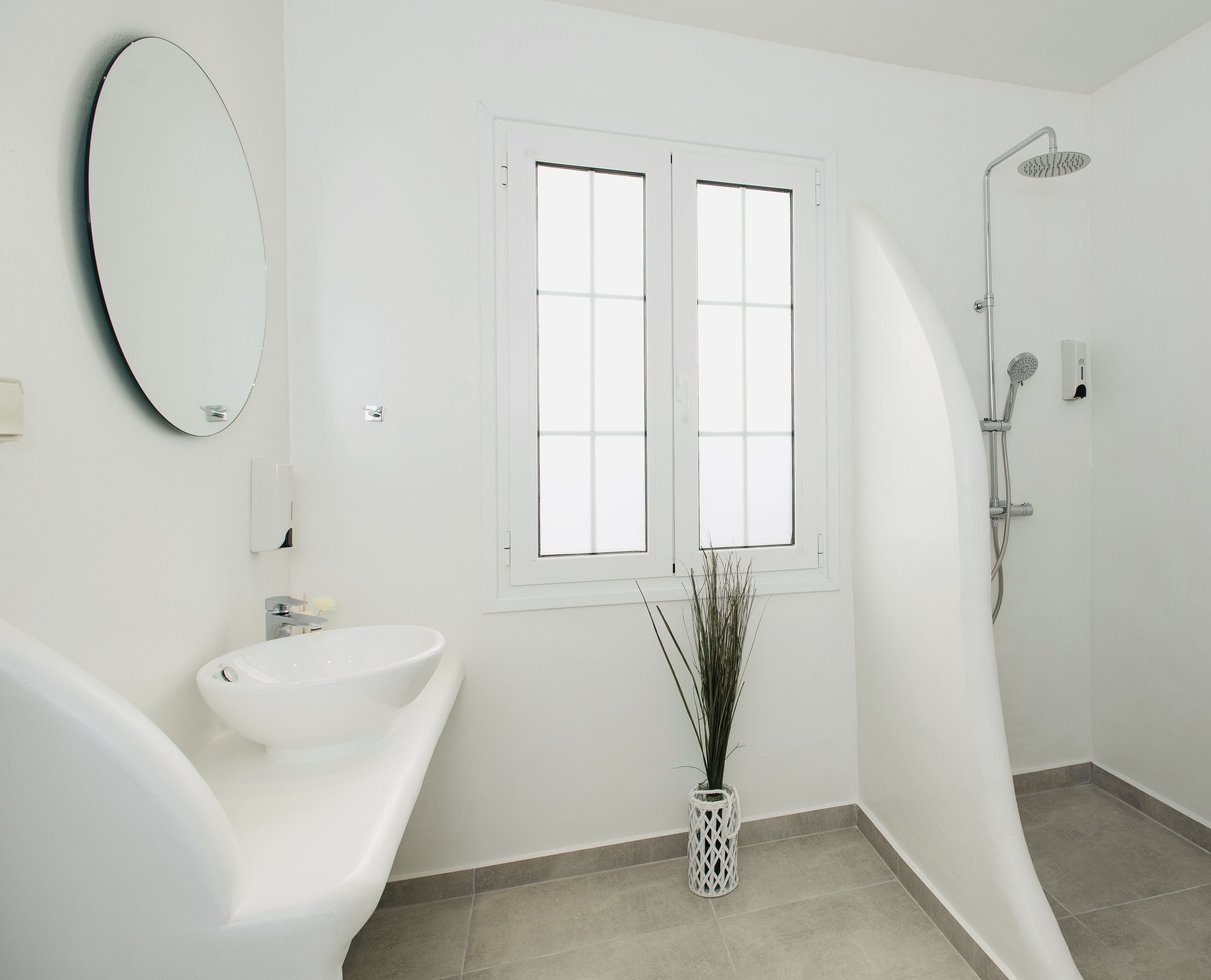 Un baño moderno con bañera, lavabo y ducha.