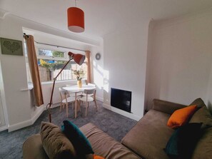 32-inch Smart TV with cable channels, TV - Two Bedroom Apartment in Dartford (Dartford)