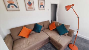 32-inch Smart TV with cable channels, TV