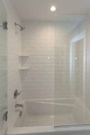 Baignoire, sèche-cheveux, serviettes fournies, savon