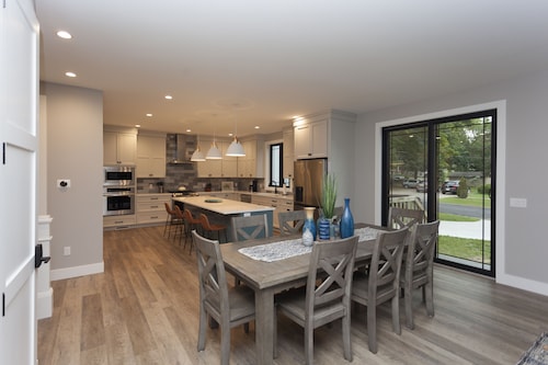 REDBUD HOLIDAY HOUSE: Spacious, Modern Home–Sleeps 14 Plus Incredibly Walkable!