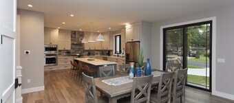 REDBUD HOLIDAY HOUSE: Spacious, Modern Home–Sleeps 14 Plus Incredibly Walkable!