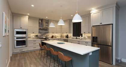 REDBUD HOLIDAY HOUSE: Spacious, Modern Home–Sleeps 14 Plus Incredibly Walkable!