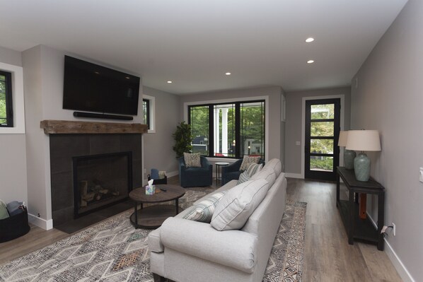 Smart TV, fireplace, books, computer monitors