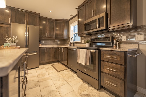 Een koelkast, een magnetron, een oven, een kookplaat