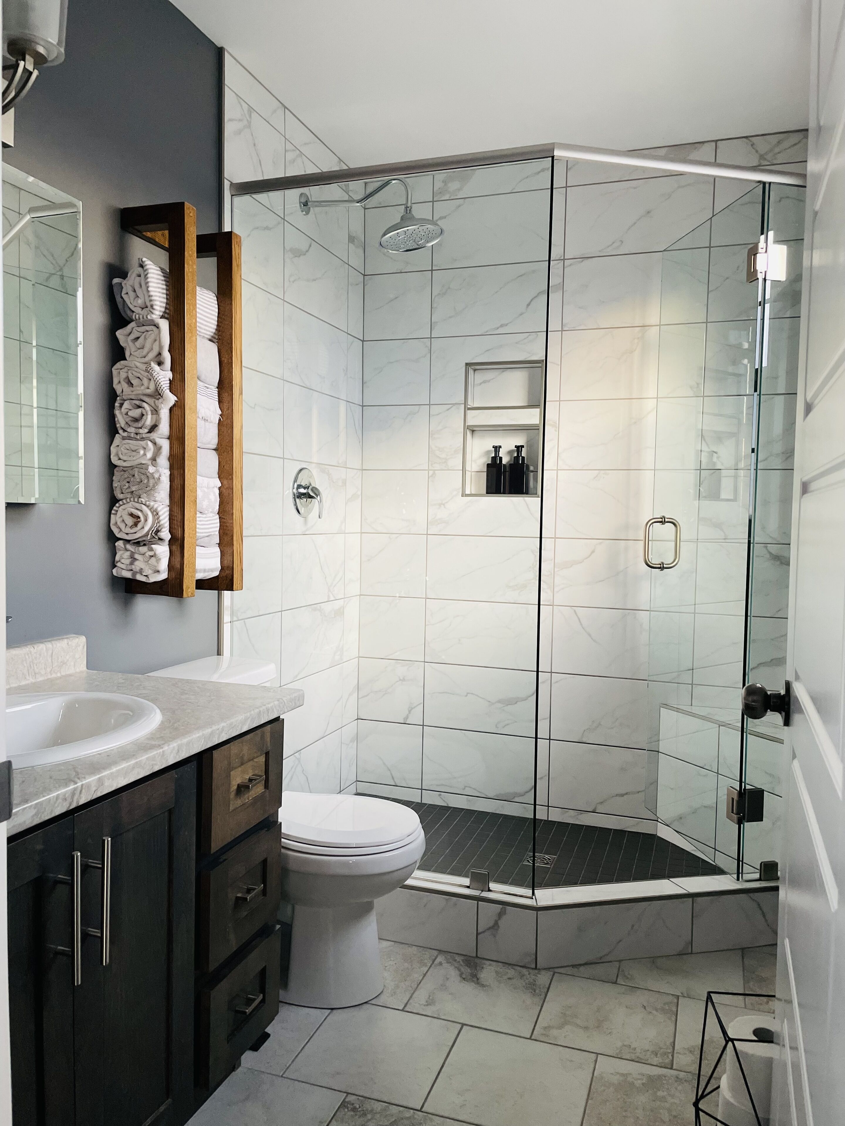 Bañera con ducha, secador de pelo, toallas, jabón