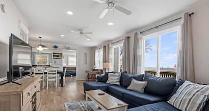 LakeView Getaway: Lake views & hot tub!