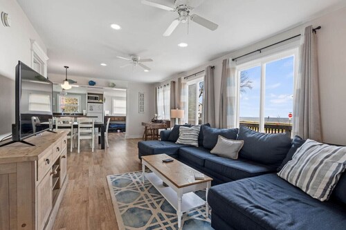 LakeView Getaway: Lake views & hot tub!