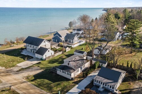 LakeView Getaway: Lake views & hot tub!