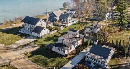 LakeView Getaway: Lake views & hot tub!