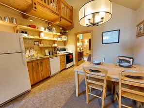 Full-size fridge, microwave, oven, stovetop - Alpine View Cabin at Timberline Meadows in Mazama (Winthrop)