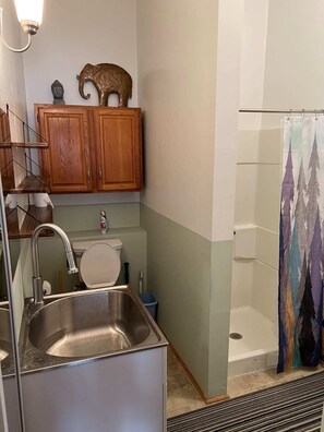Baignoire, sèche-cheveux, serviettes fournies, shampoing