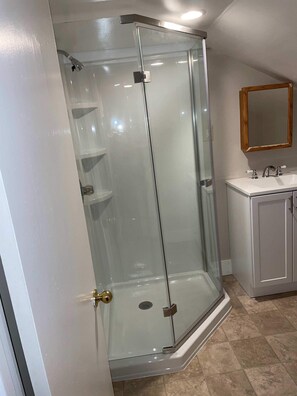 Bathtub, hair dryer, towels, shampoo - Gore Mountain Lift View Getaway: 5 Unit Complex (North Creek)