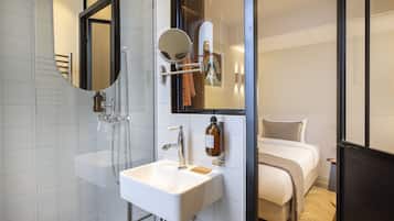 Habitación individual Confort | Baño | Regadera, regadera tipo lluvia, secadora de cabello, toallas