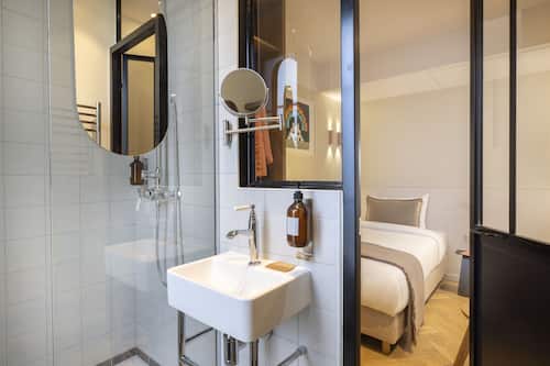 Chambre Simple Confort | Salle de bain | Douche, douche à « effet pluie », sÚche-cheveux, serviettes fournies