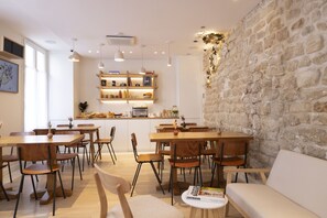 Daily buffet breakfast (EUR 15 per person) - Le Daum (Paris)