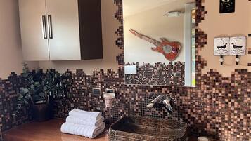 Doccia, asciugacapelli, bidet, sapone