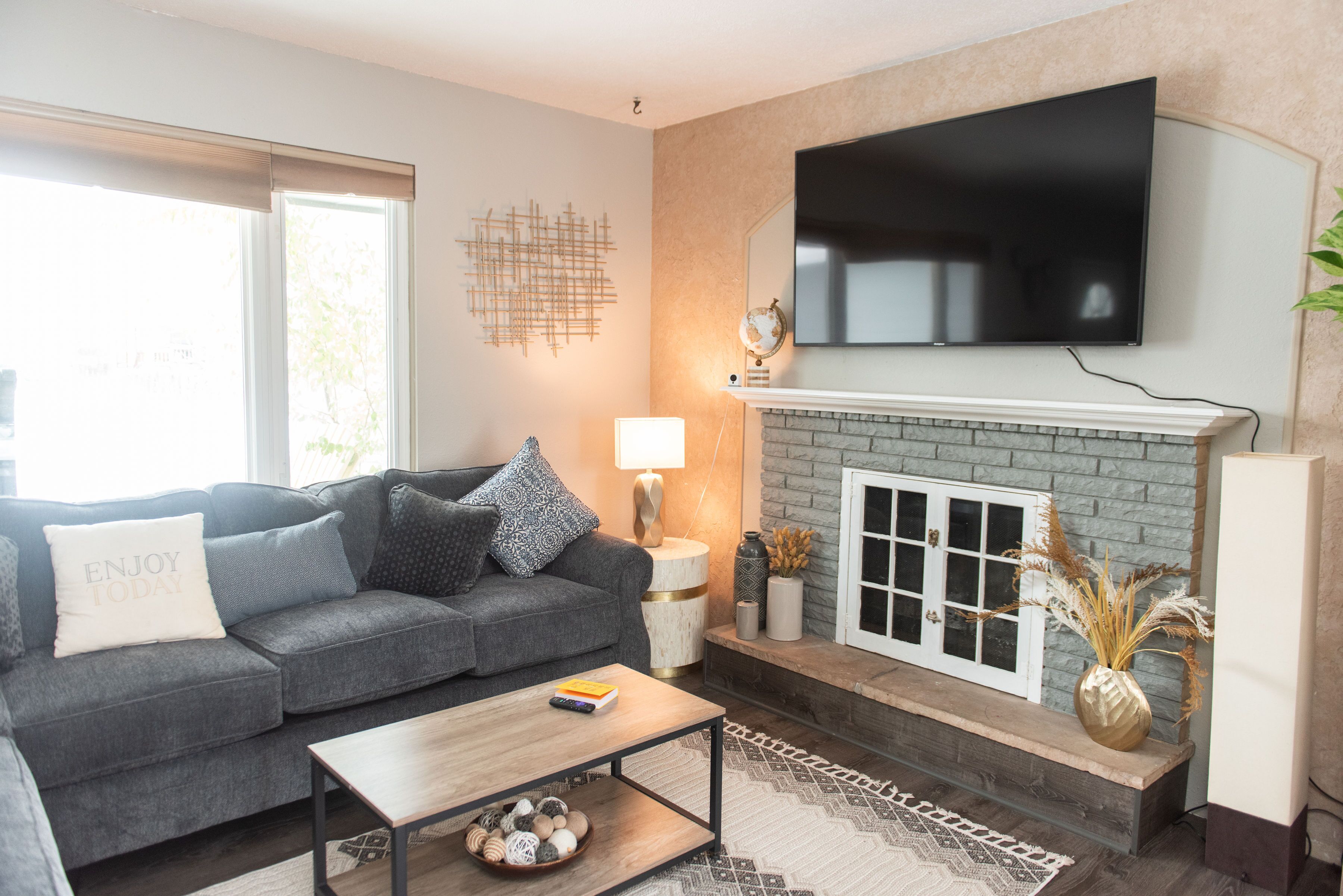 Smart TV, fireplace