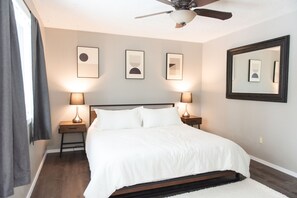 6 habitaciones, escritorio y tabla de planchar con plancha