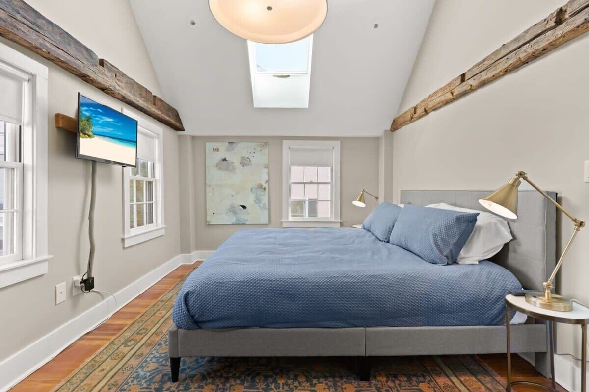 2 soverom, skrivebord, strykejern/-brett og wi-fi