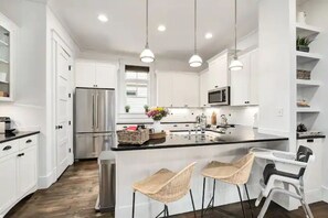 冷蔵庫、電子レンジ、オーブン、コンロ