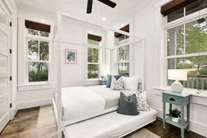 3 室のベッドルーム、デスク、アイロン / アイロン台、旅行用ベビーベッド