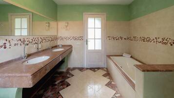 Habitación Confort con 1 cama doble o 2 individuales, 1 habitación | Baño | Bañera y ducha independientes, secador de pelo, bidé y jabón