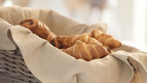 بوفيه فطور مجانًا يوميًا