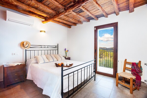 4 bedrooms, iron/ironing board, travel cot, free WiFi