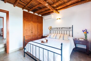4 bedrooms, iron/ironing board, travel cot, free WiFi