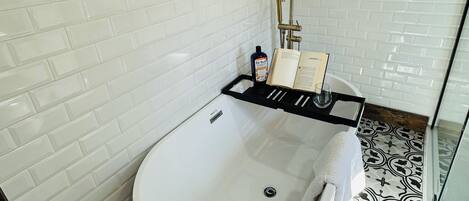 Baignoire, sèche-cheveux, serviettes fournies, savon