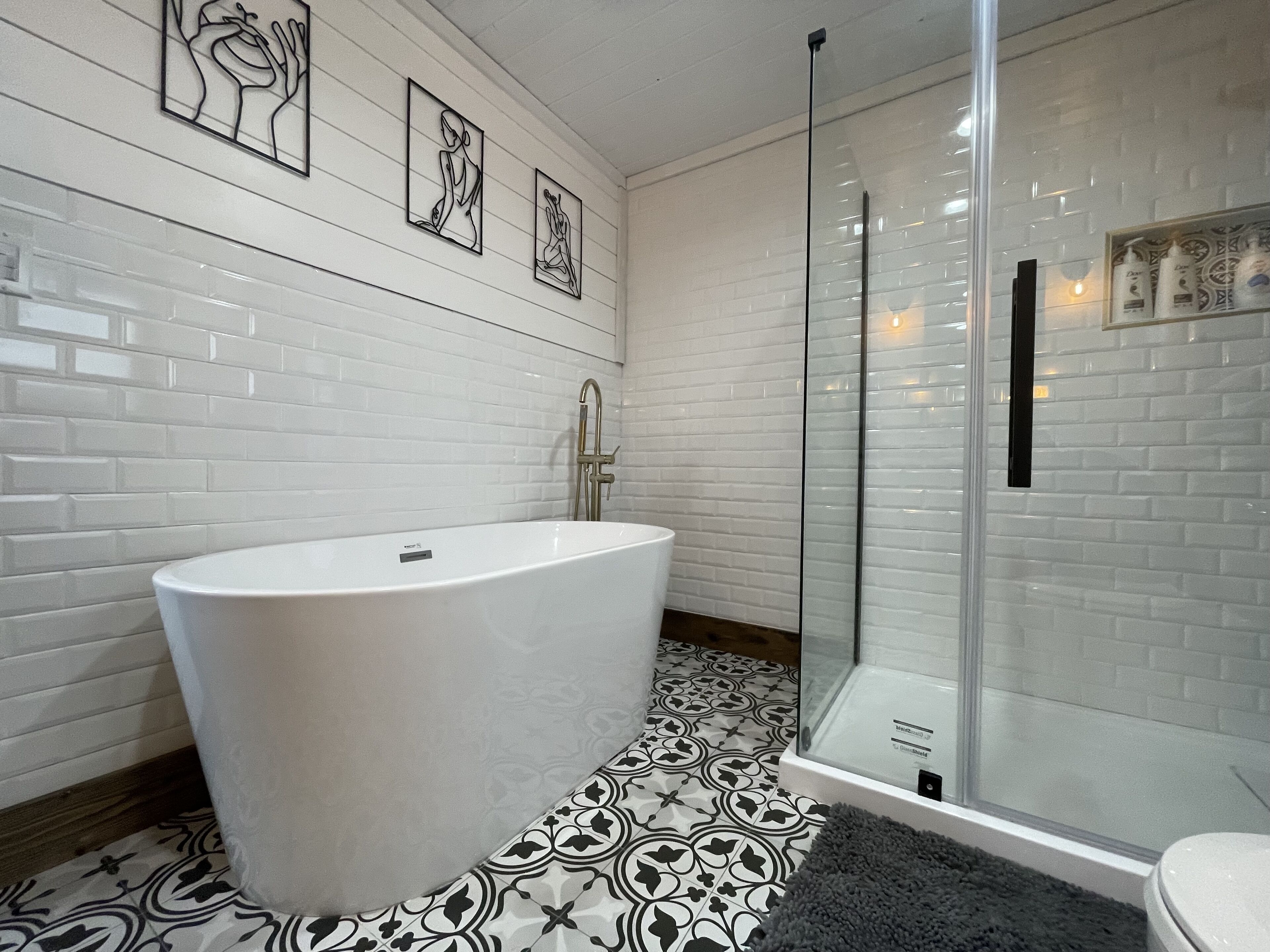 Badewanne, Haartrockner, Handtücher, Seife