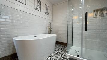 Tina, secadora de cabello, toallas, jabón