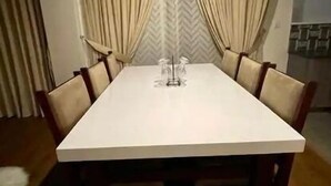 Un espace repas comprenant une table rectangulaire et six chaises.