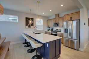 Kjøleskap, mikrobølgeovn, ovn og kokeplater