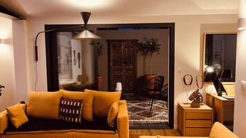 Smart-tv, een open haard, een tafeltennistafel en boeken