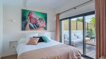 5 slaapkamers, een kluis op de kamer, een bureau