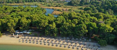 Una playa cerca, arena blanca